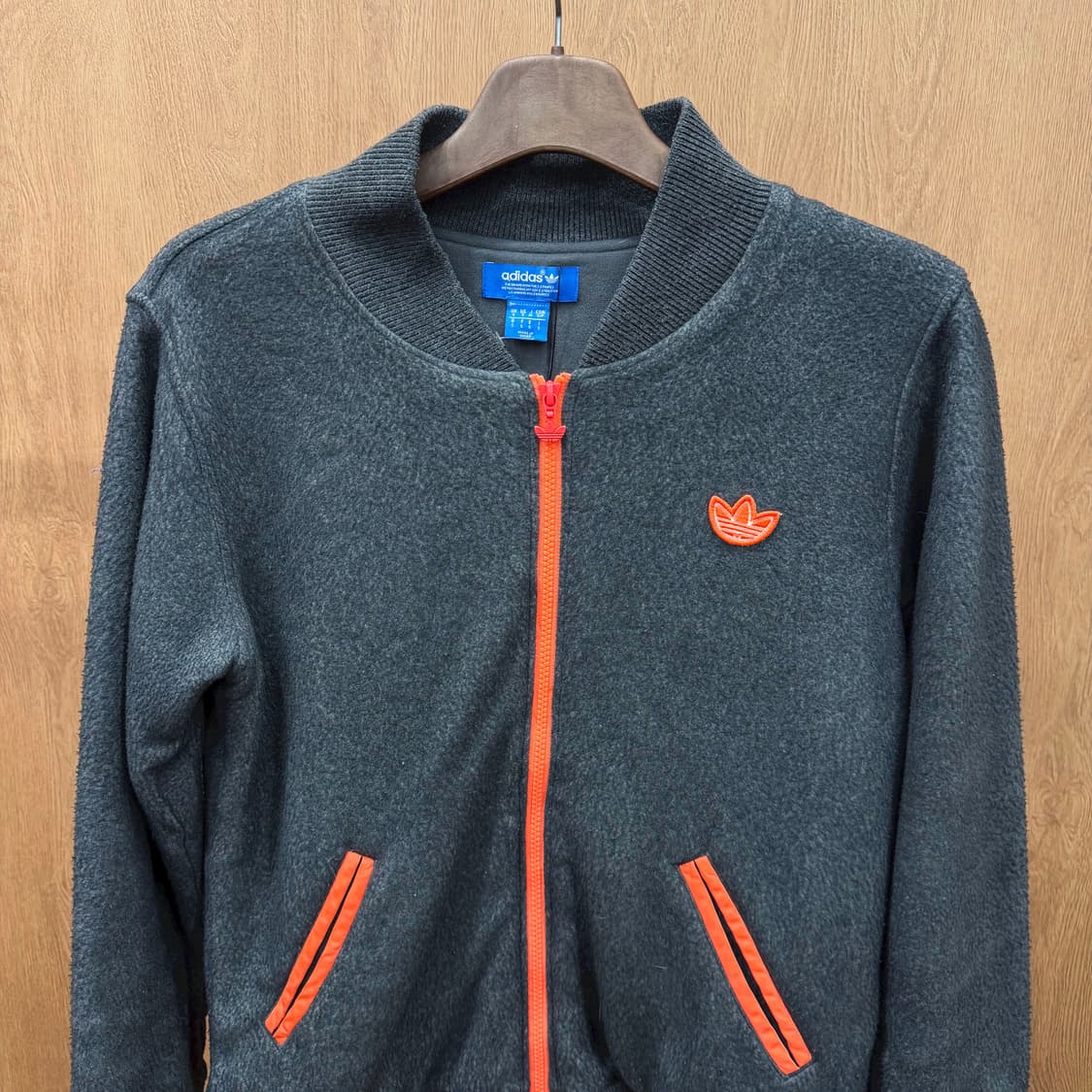 아디다스 오리지널스 집업 자켓 트레포일 로고 오렌지 라인 디테일 차콜 상품이미지4