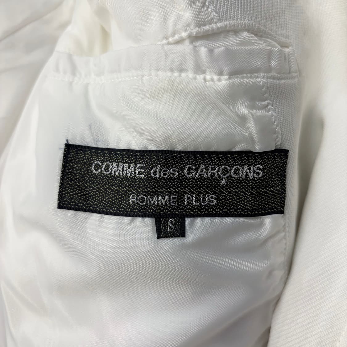 꼼데가르송 옴므 플러스 라이더 자켓 사선 지퍼 숄더 에폴렛 디테일 화이트 상품이미지8