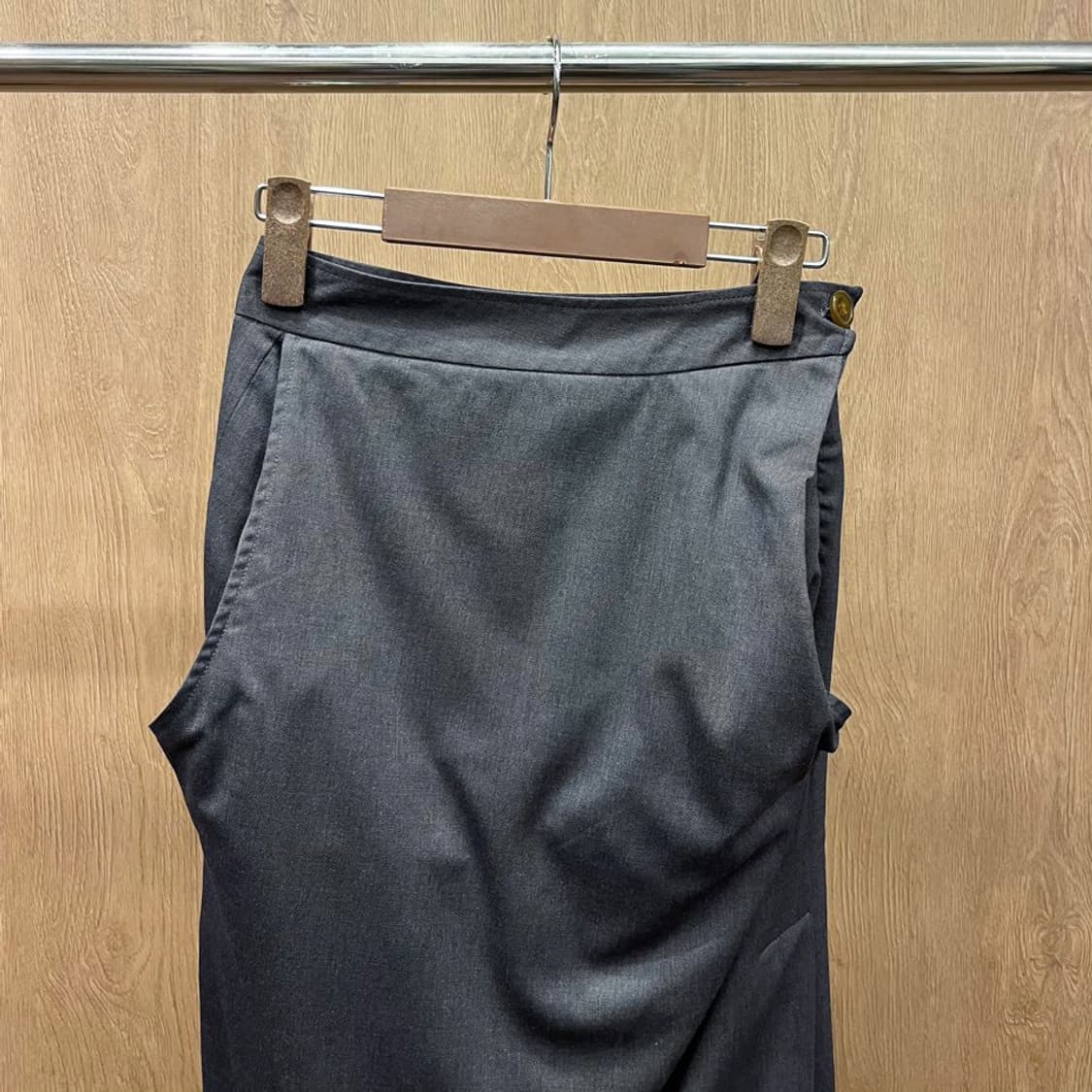 비비안웨스트우드 미디 스커트 더블 오픈 포켓 디테일 H라인 그레이 상품이미지4