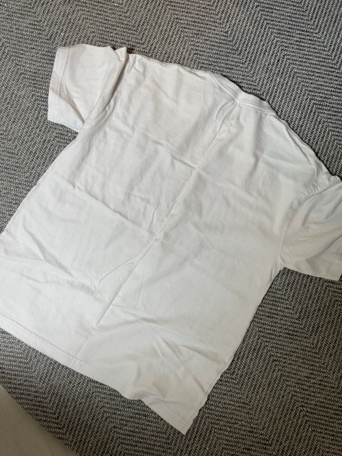 스웨이드 허 반팔티 화이트 판매합니다 (huh!!) 상품이미지2