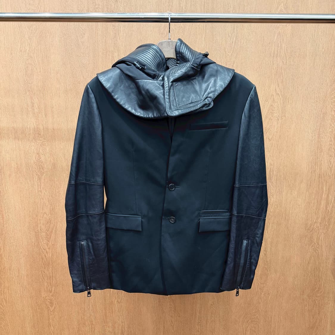 준지 울 긴팔 자켓 램스킨 배색 후드 소매 지퍼 디테일 레귤러핏 블랙 상품이미지2