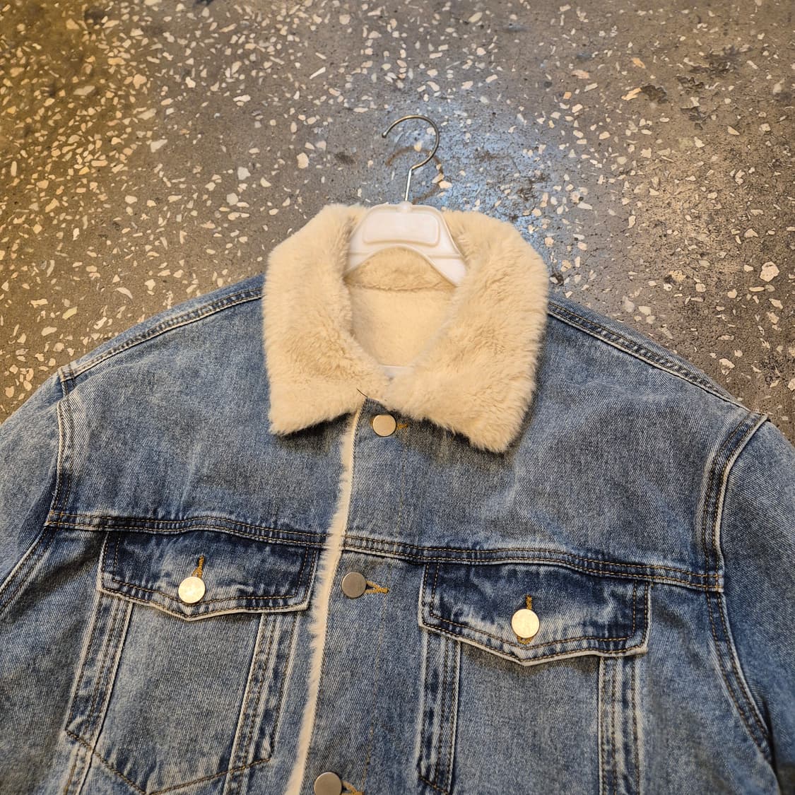 FREE(착샷잇음) 털배색 데님자켓  상품이미지6
