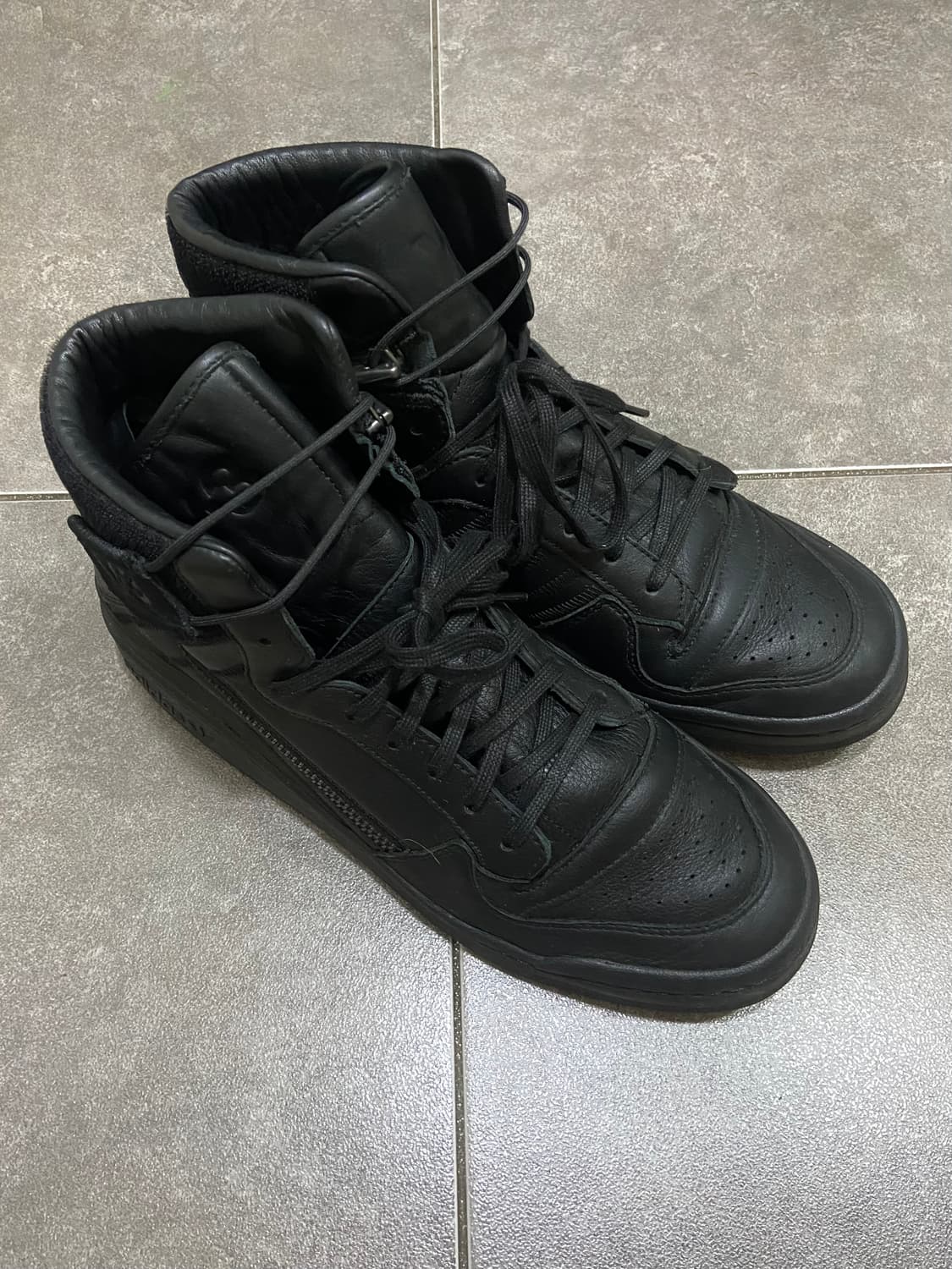 Y-3 아디다스 사선 지퍼 포럼 하이 탑 트리플 블랙 상품이미지1