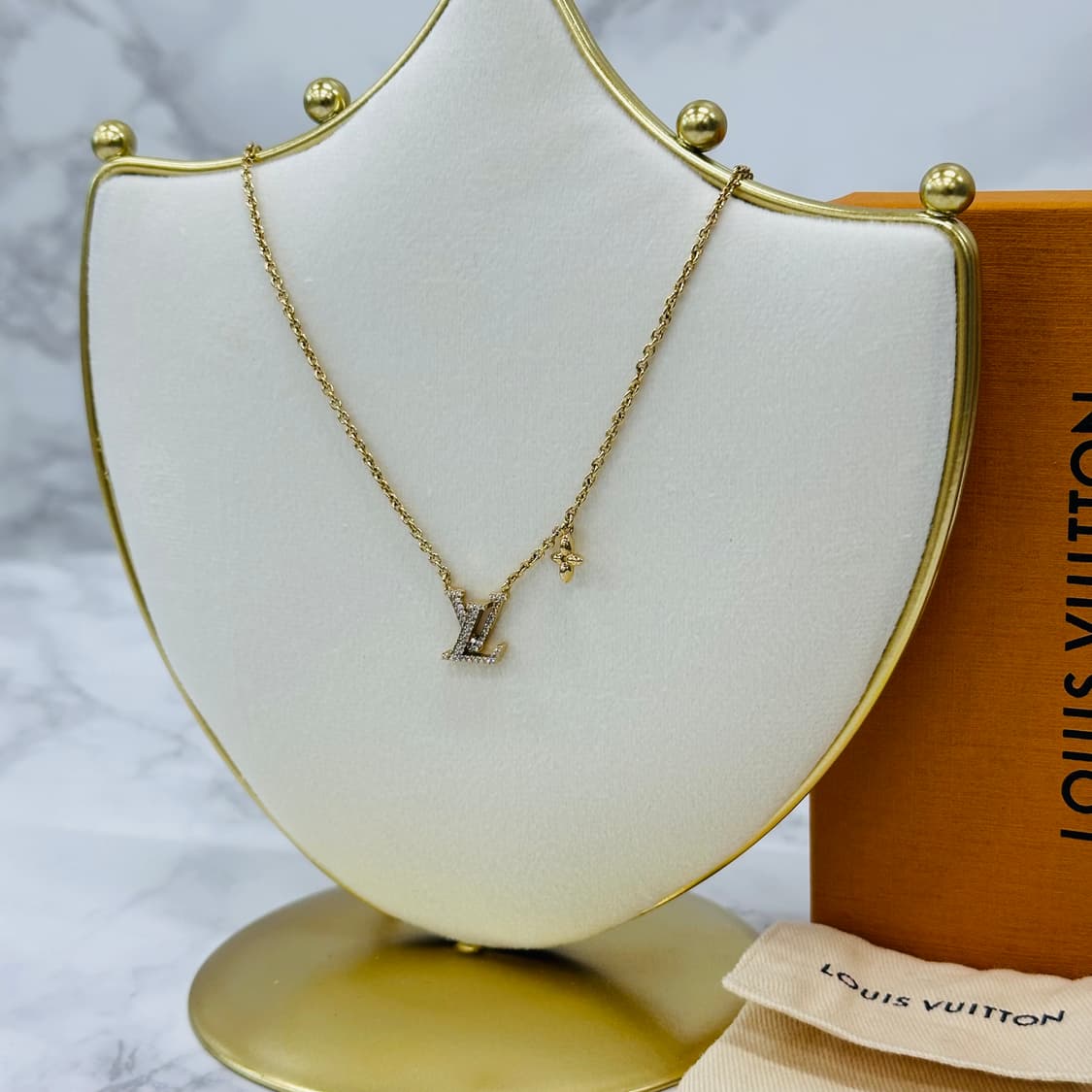 루이비통 아이코닉 블러쉬 목걸이 상품이미지2