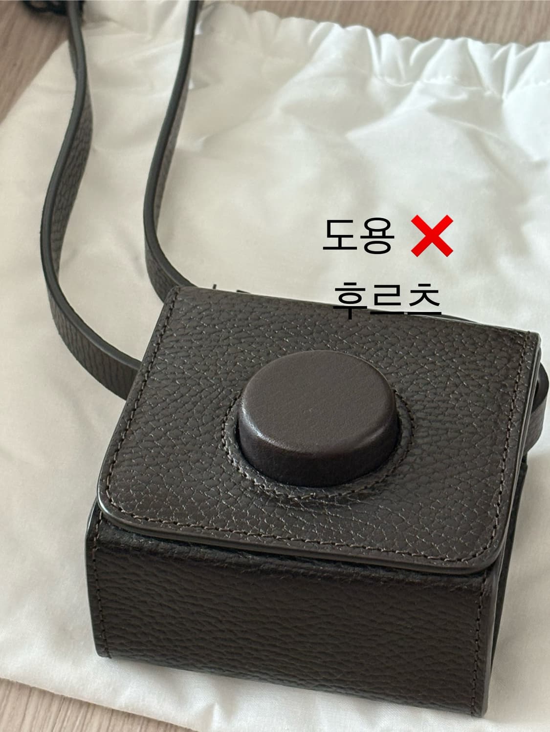 르메르 카메라백 미니 다크초코 판매합니다 상품이미지2