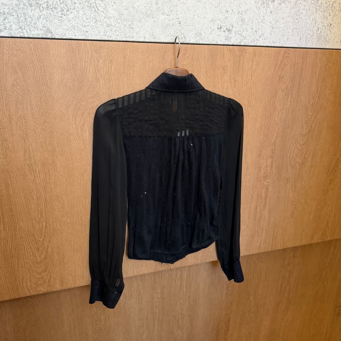 빈티지 시스루 셔링 크롭 블라우스 펀칭 자수 디테일 슬림핏 블랙 상품이미지2