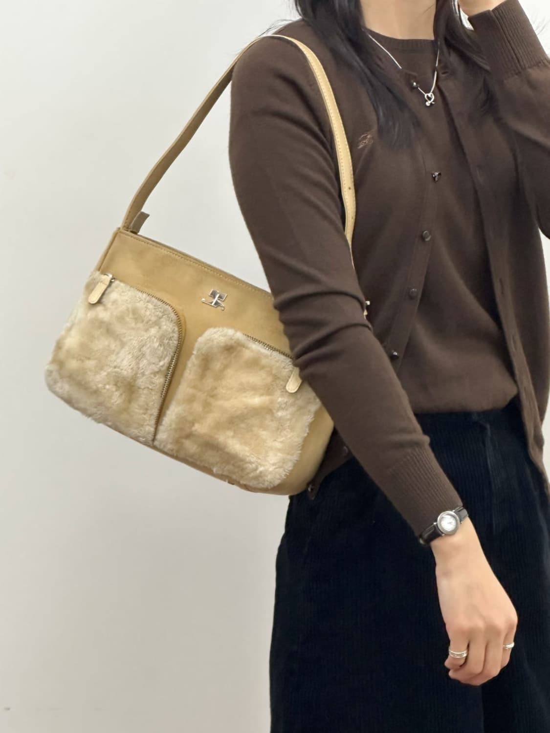 courreges / 꾸레쥬 베이지 스웨이드 퍼 숄더백  상품이미지1