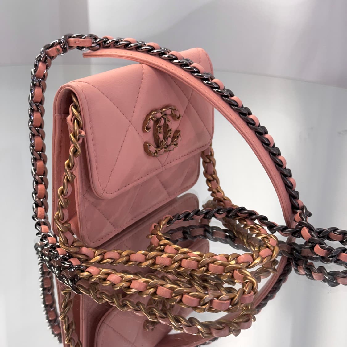 샤넬 19 체인 지갑 램스킨 플랩백 베이비 핑크 상품이미지5
