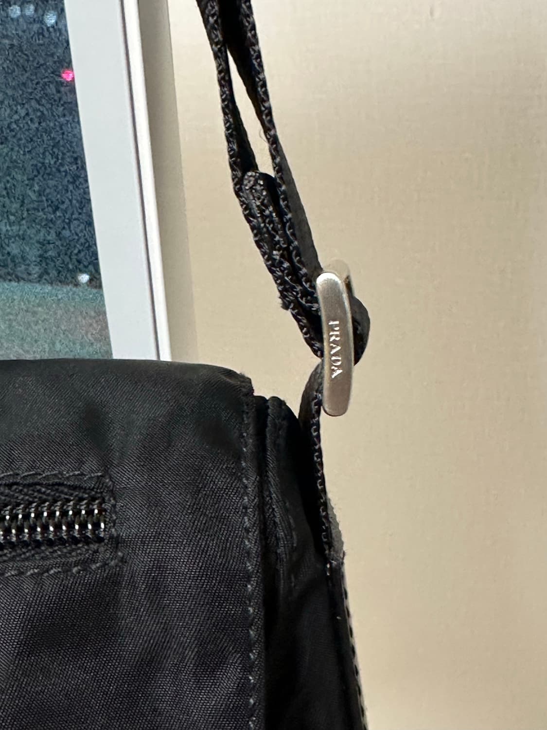 프라다 나일론 포코노 버클 크로스백 주우재백 상품이미지4