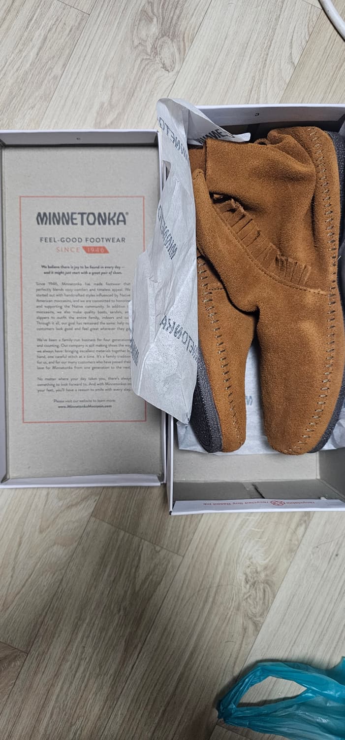 미네통카(Minnetonka) 투버튼 하드솔 모카부츠 270 새상품 상품이미지3