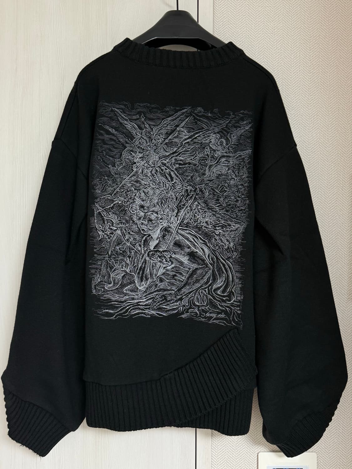 (48) 송지오옴므 엠브로이드 자수 크로스립 니트 블랙 상품이미지1