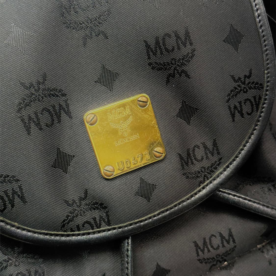 MCM 엠씨엠 블랙 클래식 모노그램 드로스트링 백팩 상품이미지8