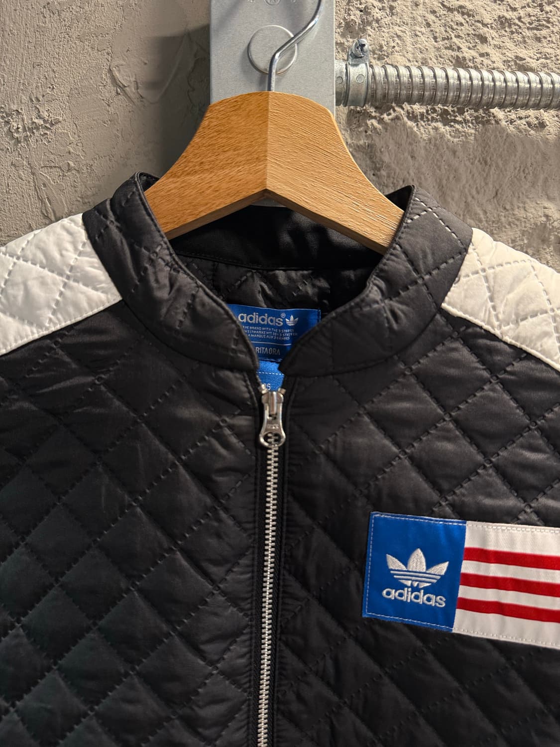 85 아디다스 ADIDAS 리타오라 퀼팅 패딩 케이프 베스트 블랙 상품이미지4