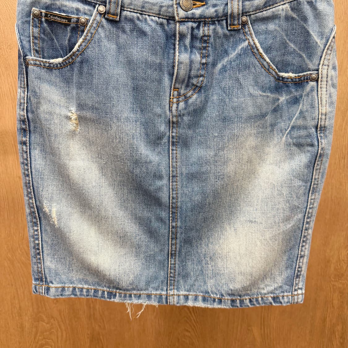 캘빈클라인 진스 데님 미디 스커트 백 슬릿 디테일 H라인 연청 상품이미지5