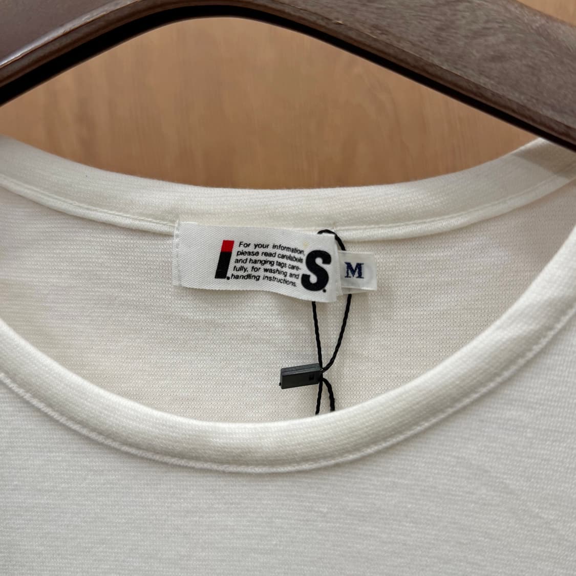 이세이미야케 반팔 티셔츠 라운드넥 I.S 로고 라벨 디테일 화이트 상품이미지6