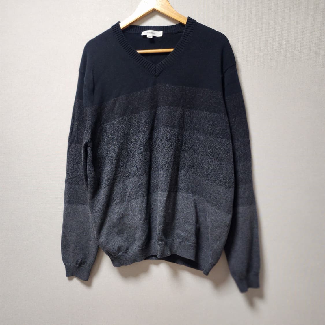 [2XL] 캘빈클라인 그라데이션 V넥 니트 상품이미지1