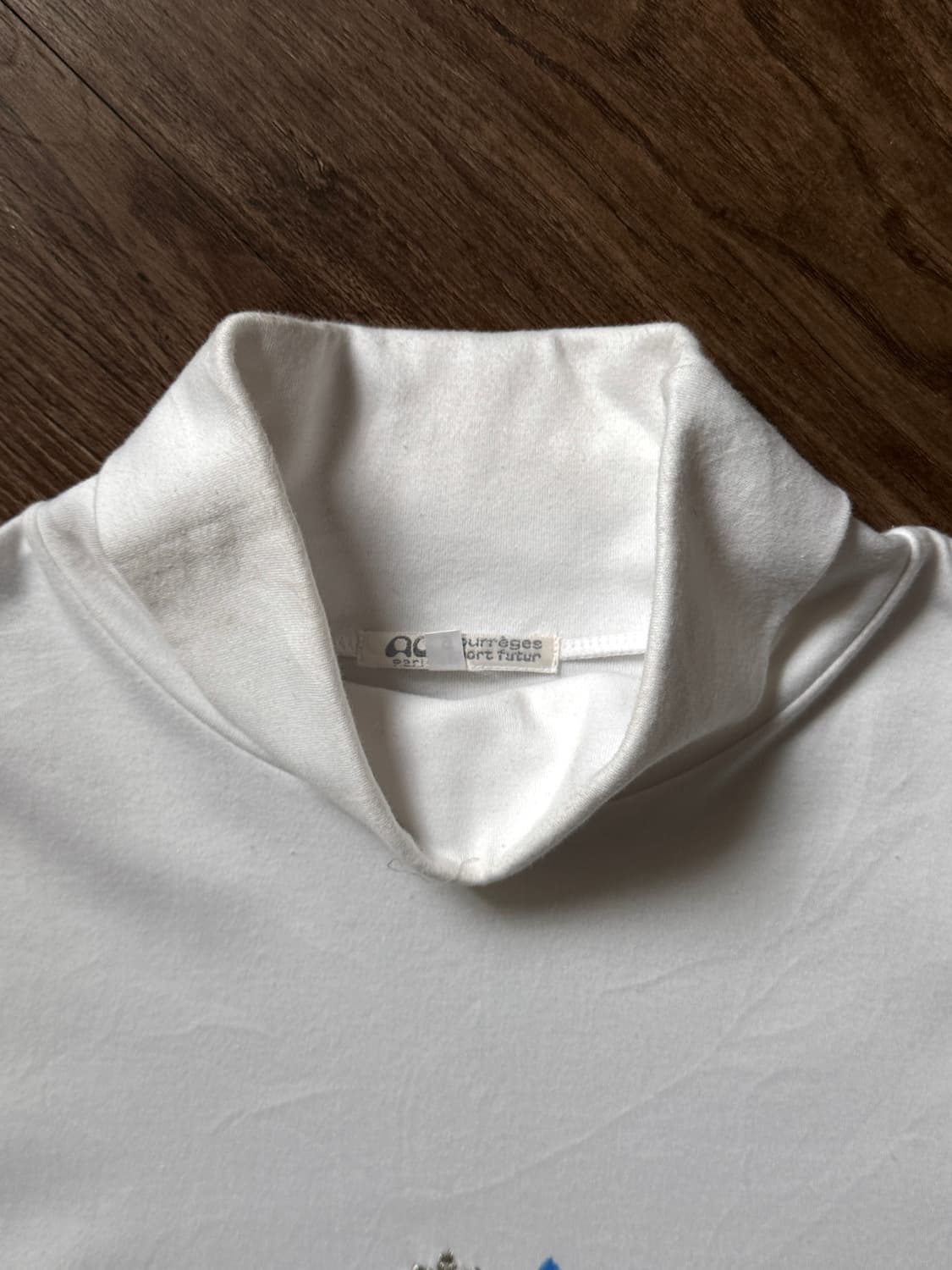 Courrèges "눈 내리는 숲 속의 집" 폴라 슬리브 상품이미지9