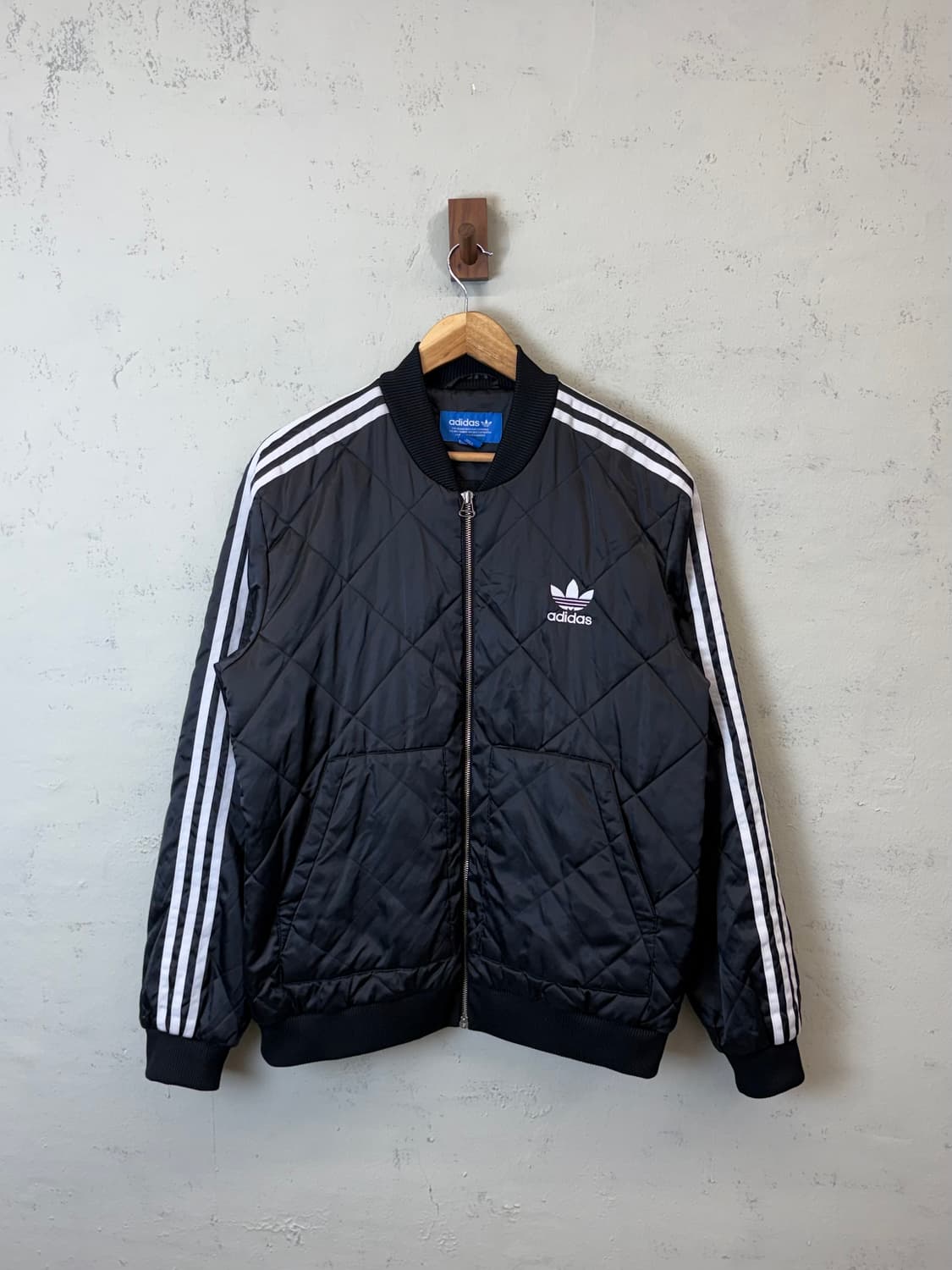 아디다스 삼선 퀼팅 봄버 자켓 블랙 상품이미지1
