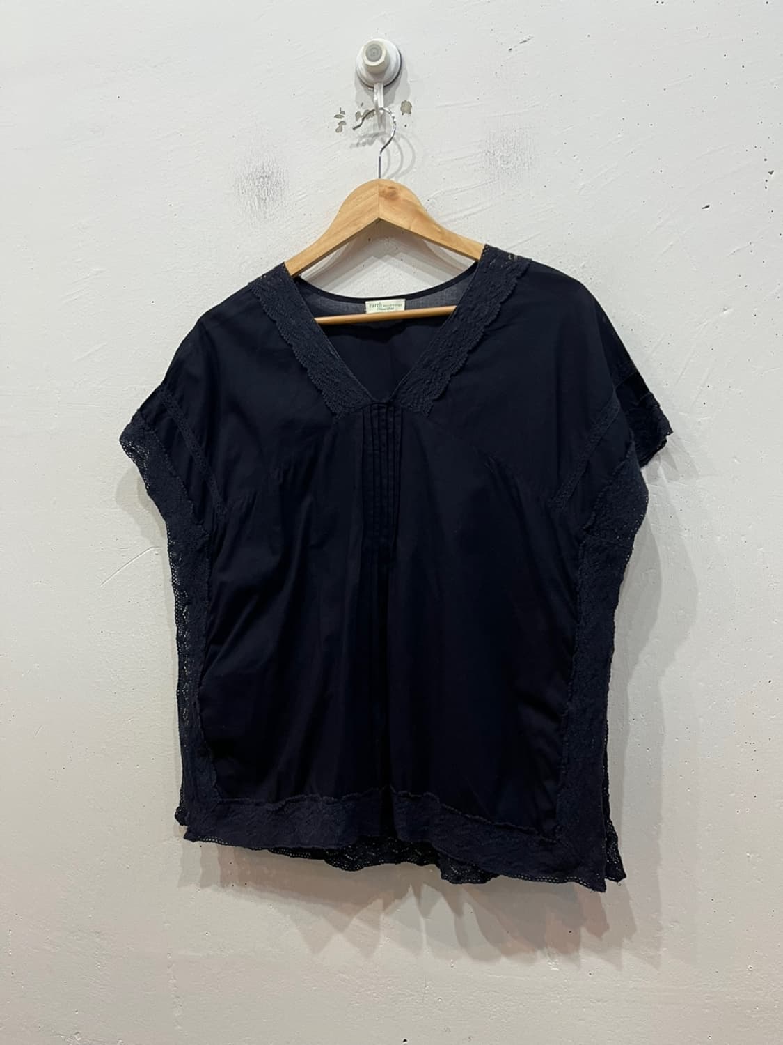 어스뮤직 JPN 네추럴라벨 블라우스 네이비  상품이미지1