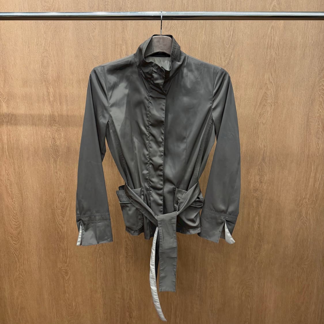 막스앤코 하이넥 자켓 히든 지퍼 벨트 스트랩 소매 슬릿 디테일 브라운 상품이미지2