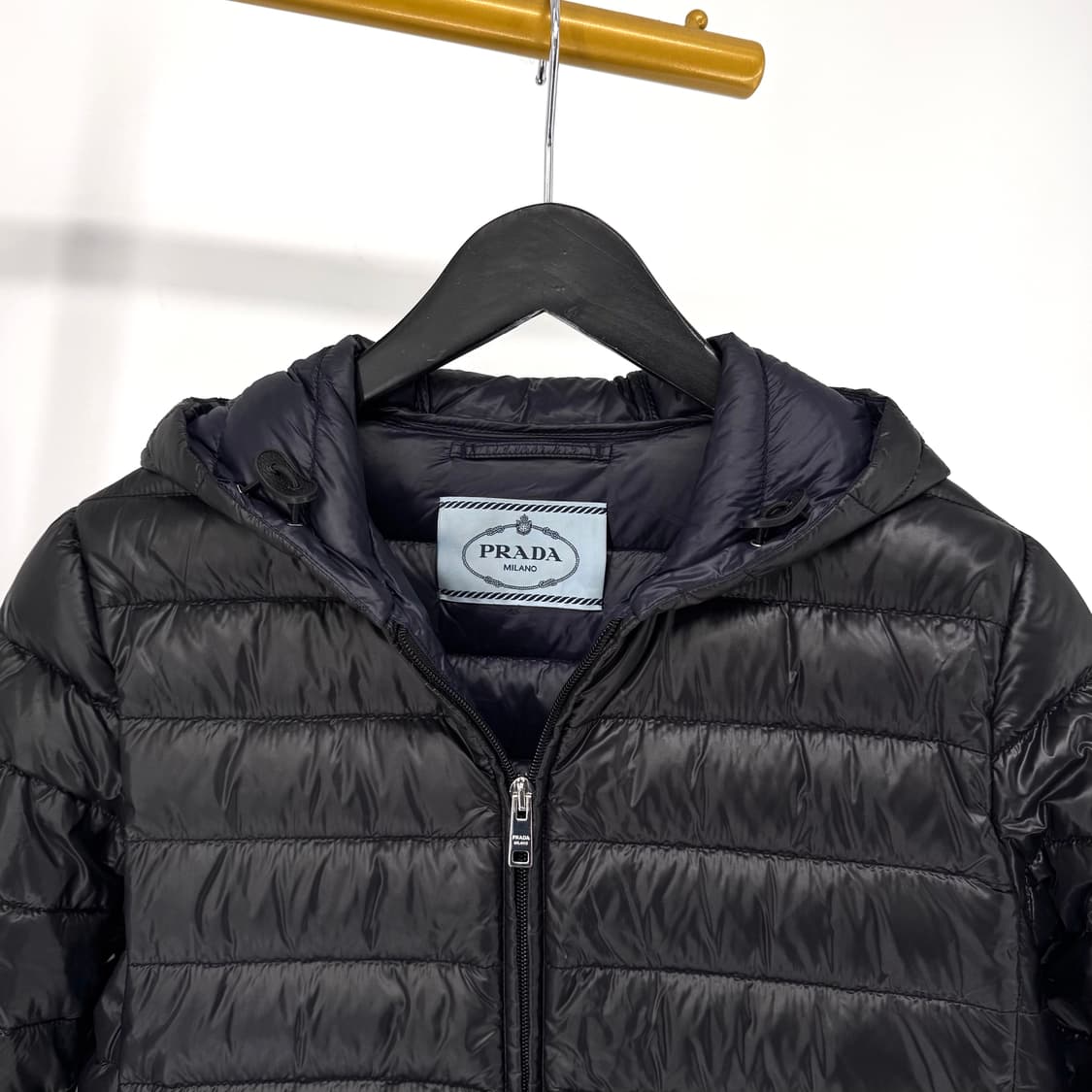 [40사이즈] 프라다 삼각로고 후드 경량패딩 블랙 (292009) 상품이미지7