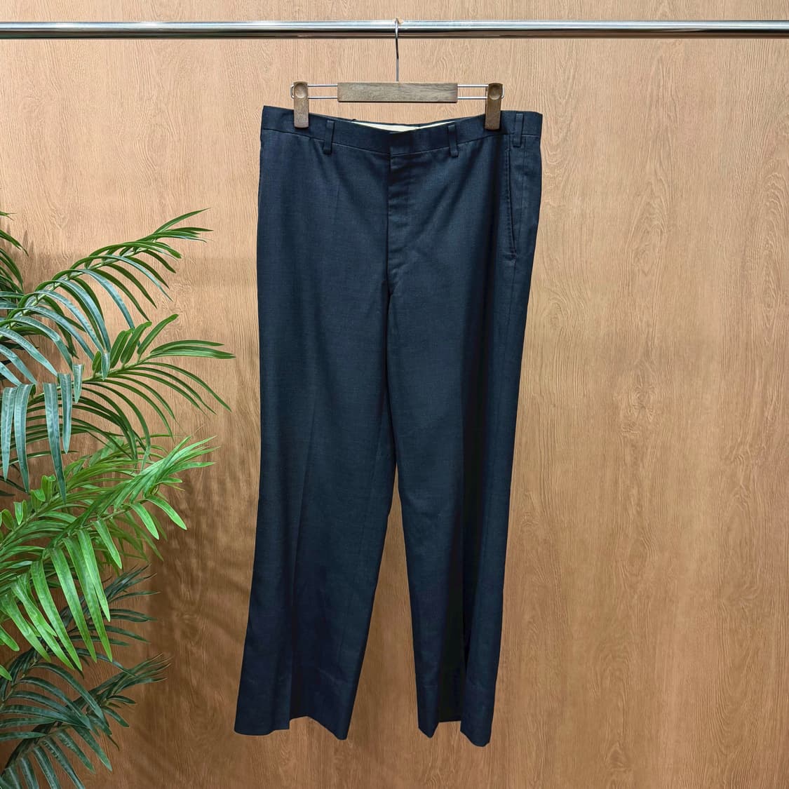 버버리 클래식 테일러드 슬랙스 팬츠 사이드 웰트 포켓 디테일 차콜 그레이 상품이미지1