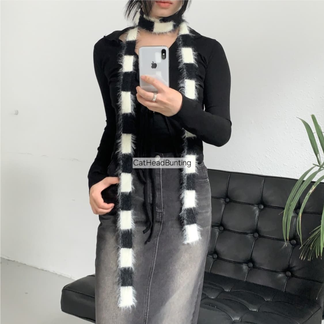 안유진 착용_UNISEX 플러피 스트라이프 롱 슬림 머플러 상품이미지5