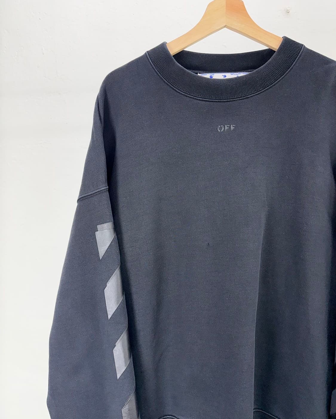 오프화이트 스케이트 애로우 러버 블랙 스웨트 셔츠 상품이미지3