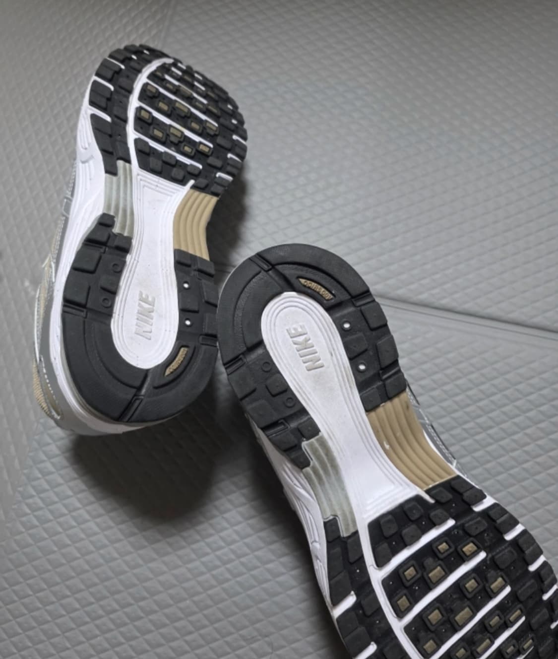 나이키 P-6000 메탈릭 실버 운동화 남성270mm 상품이미지3