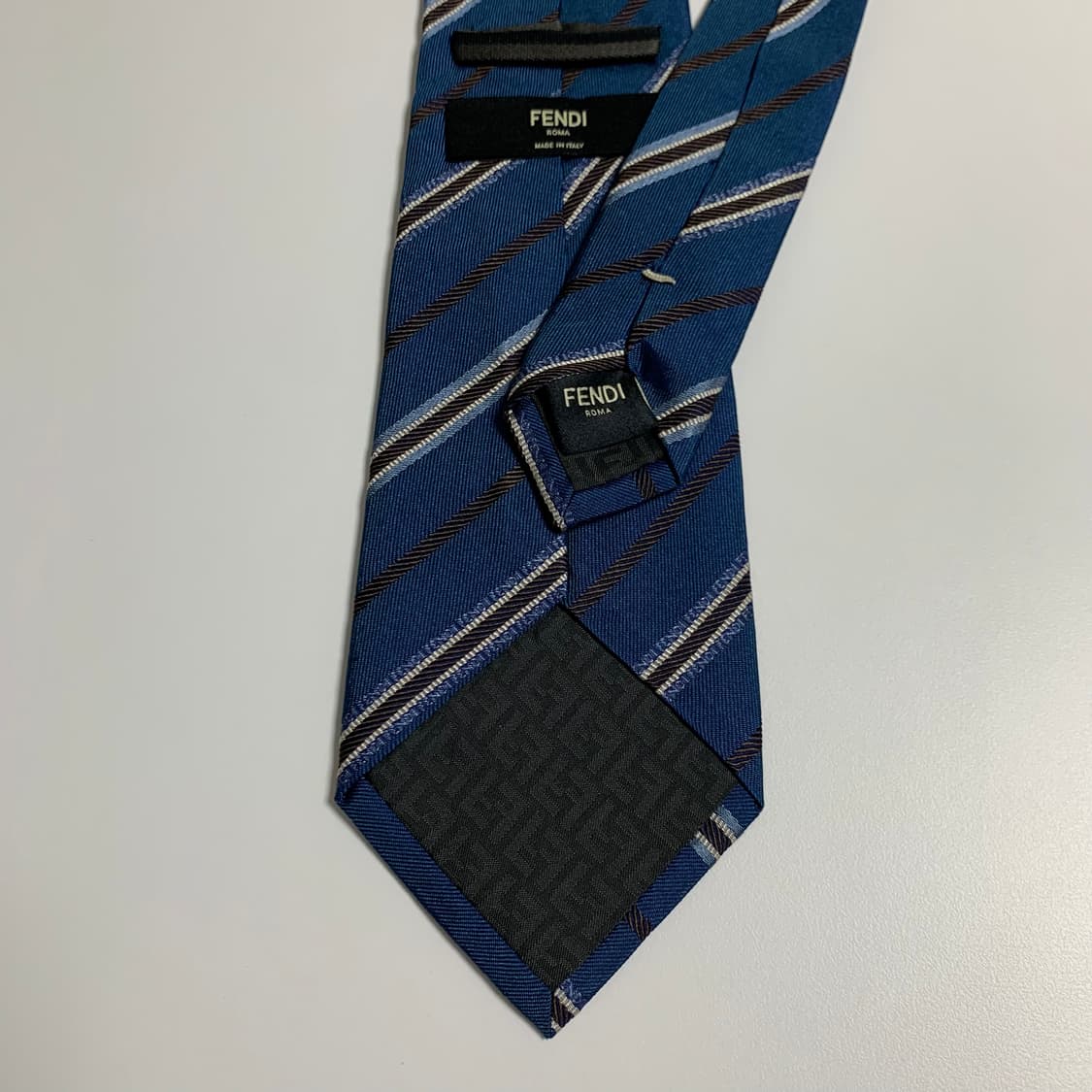 펜디(FENDI) 신형 스트라이프 모노그램 명품넥타이 A등급 이염존재 상품이미지6