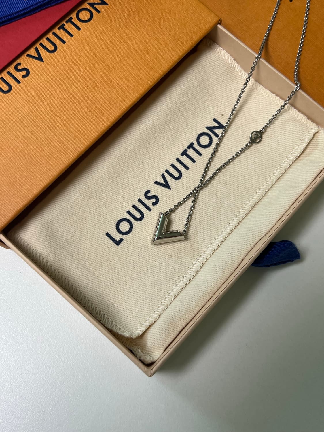 [정품] 루이비통 에센셜 V 목걸이 실버 상품이미지3