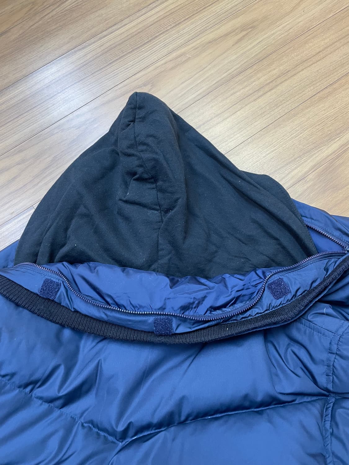 리바이스 네이비 패딩 M사이즈입니다. 충전재는 오리털 70%, 깃털 30 상품이미지8