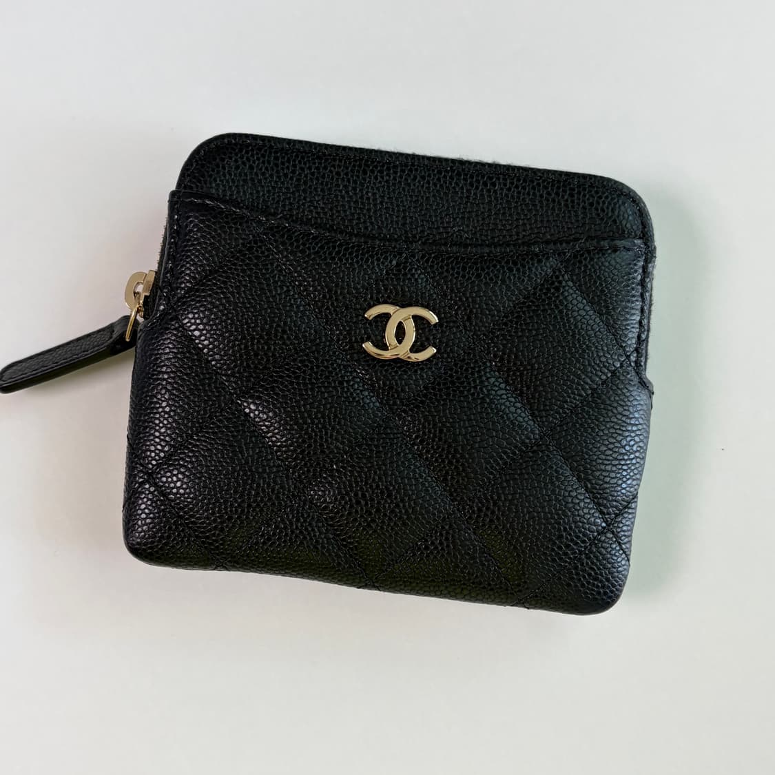 샤넬 클래식 지퍼 코인 카드 홀더 그레인드 샤이니 카프스킨 & 골드 메탈 상품이미지2