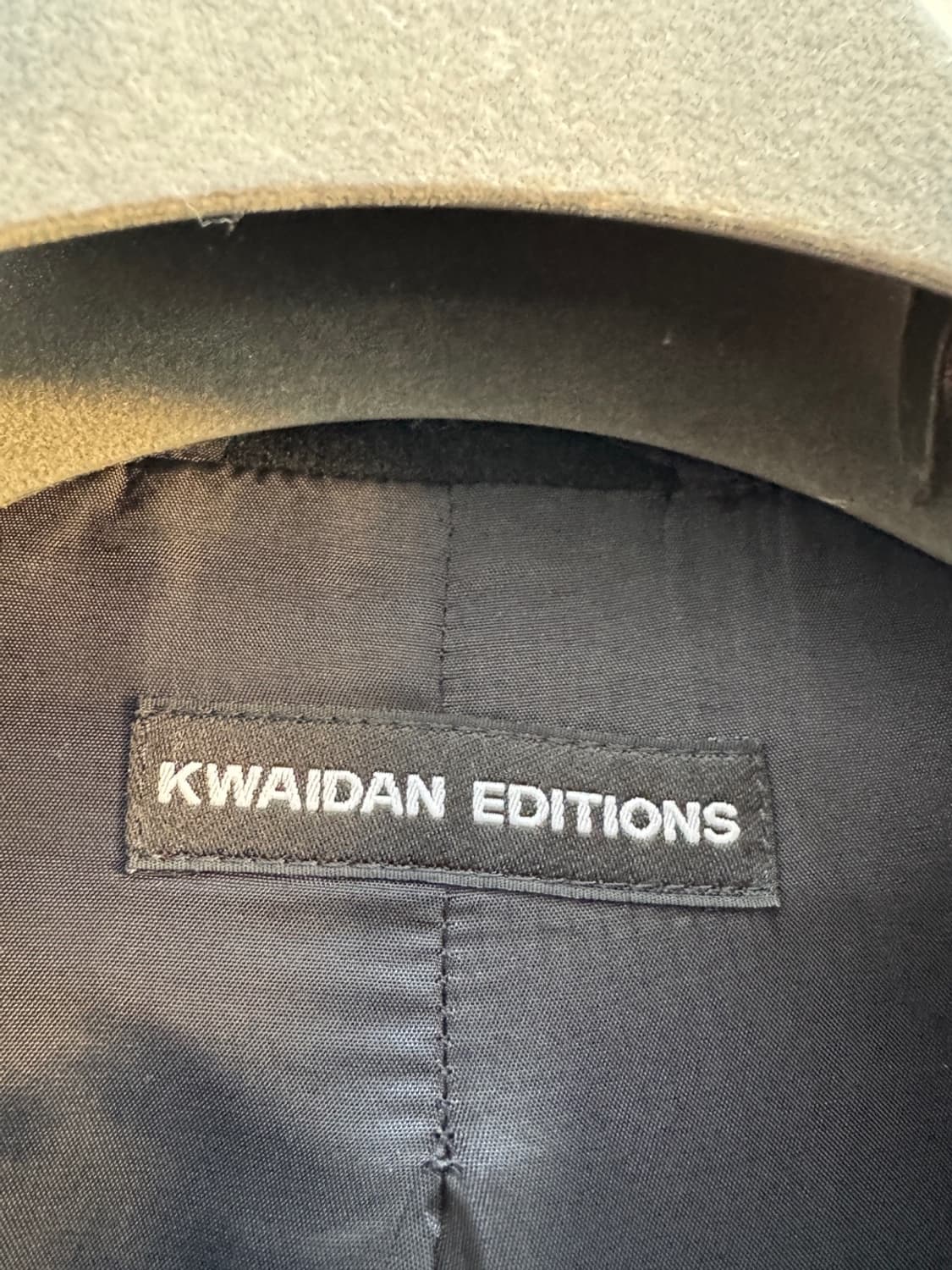 콰이단 에디션 브러쉬드 울 오버사이즈 코트  마리아노 아워레가시 프라다 상품이미지6