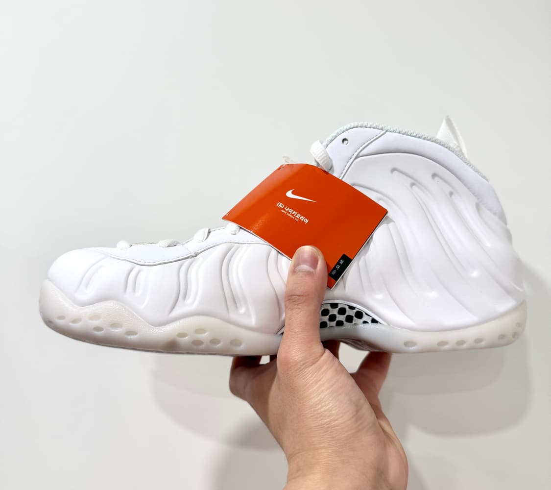 (260/US8)(새상품)나이키 스니커즈 에어 폼포짓 원 트리플 화이트 상품이미지2