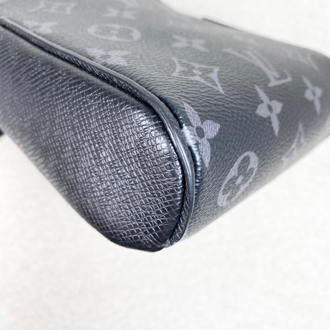 루이비통 크로스백 아웃도어 슬링백 상품이미지7