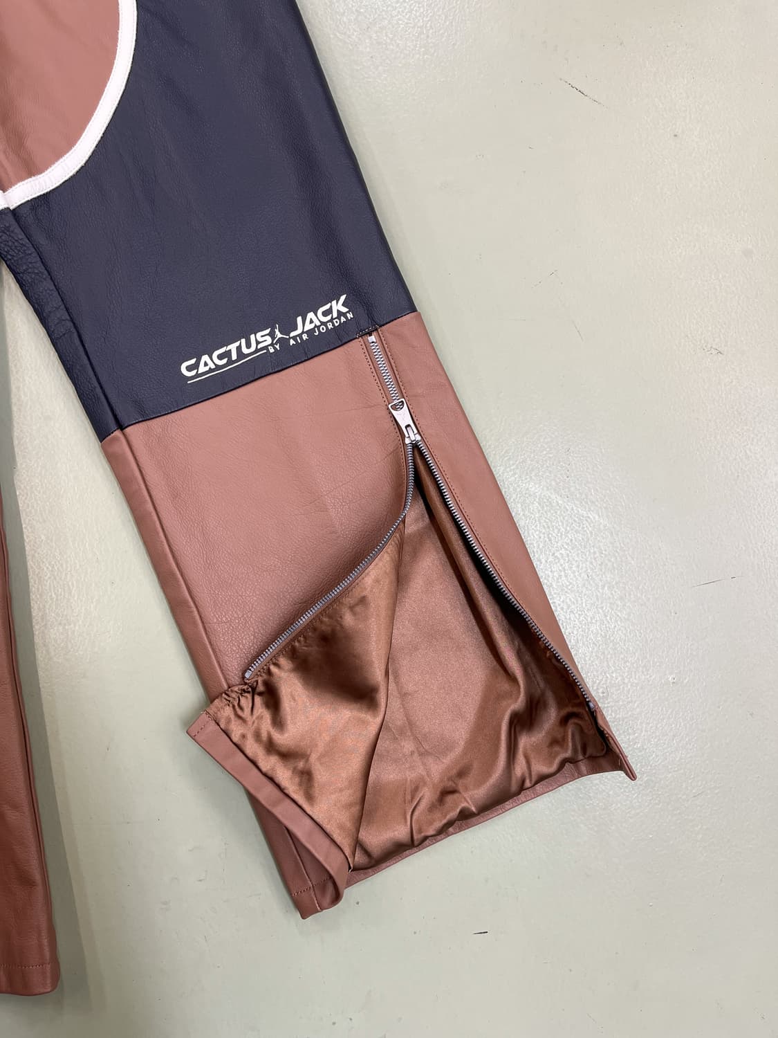 조던 X 캑터스 잭 모터 레더 팬츠 상품이미지5