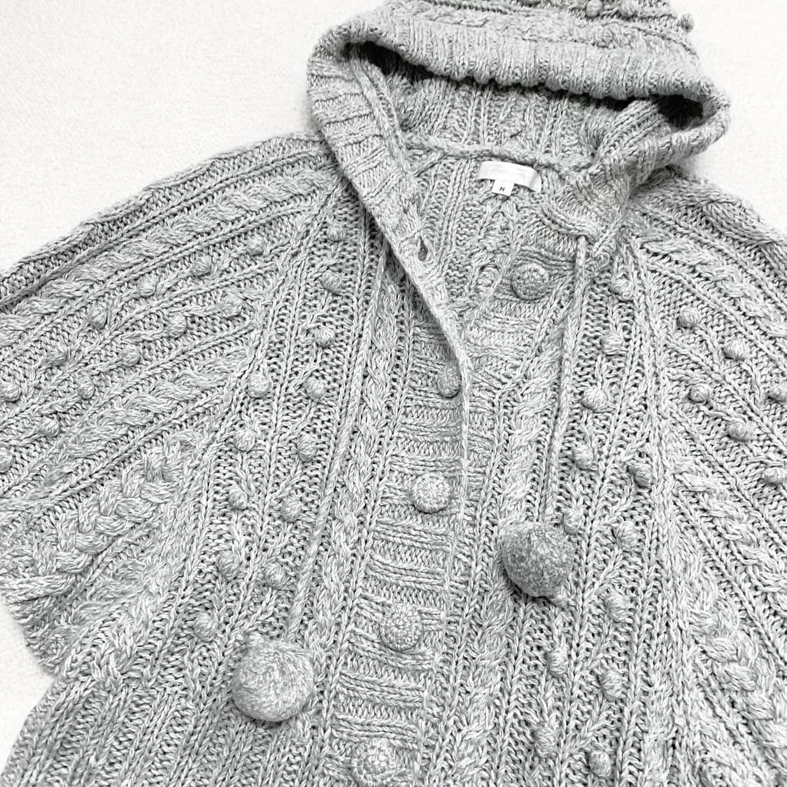 사와코 모리걸 연그레이 폼폼이 케이프 상품이미지2