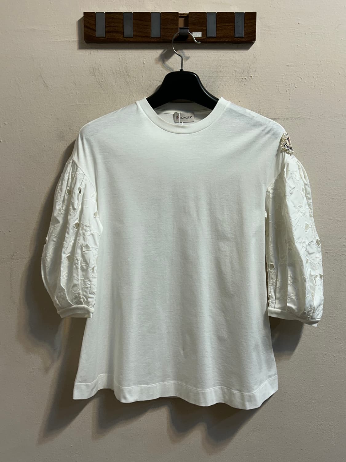 몽클레어 x 시몬 로샤 진주 로고 퍼프 슬리브 티셔츠 상품이미지1