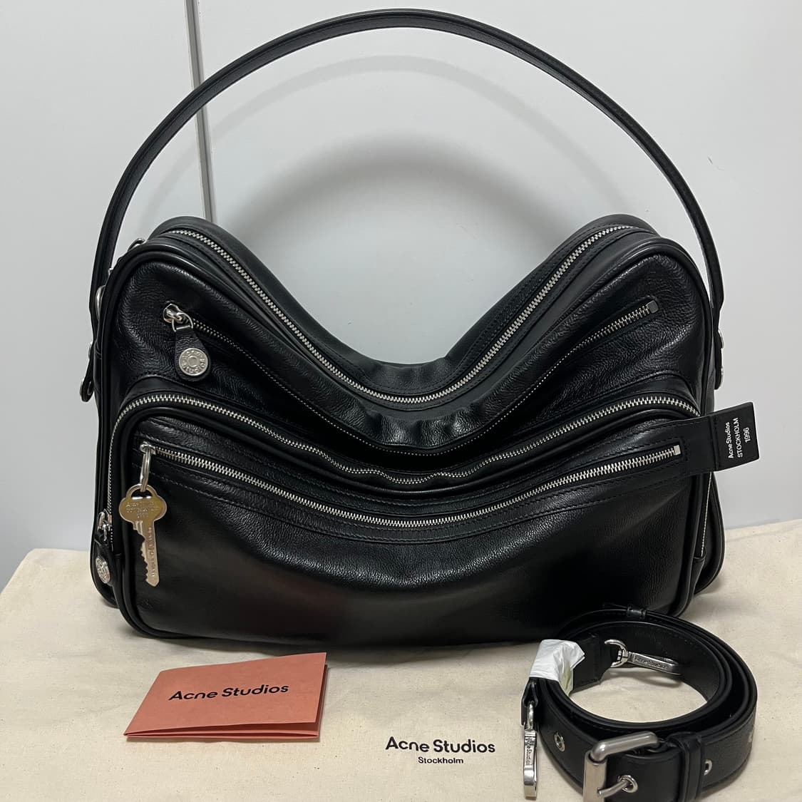 아크네스튜디오 25fw 카메로백 라지/블랙 상품이미지1