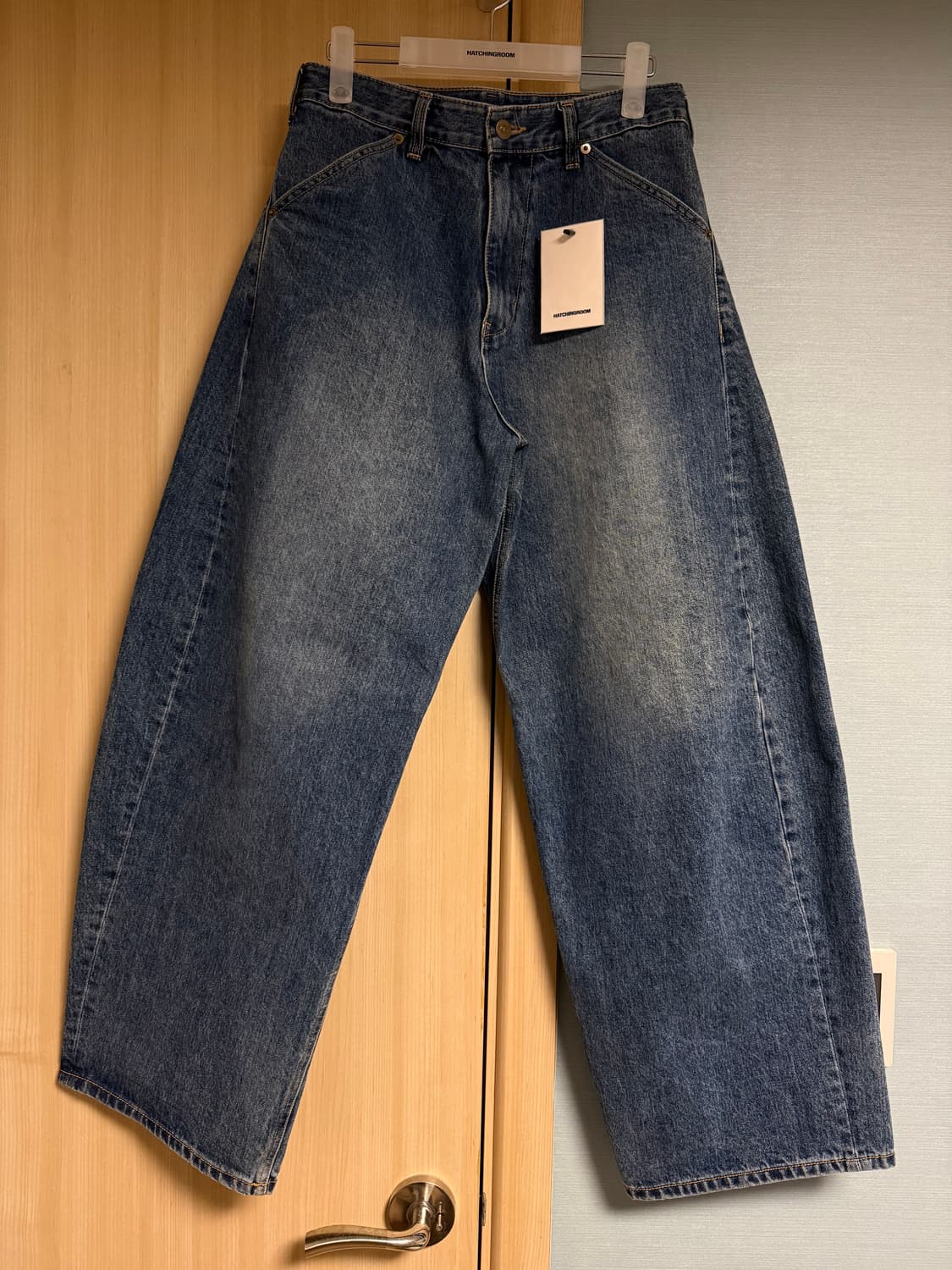 해칭룸 와이드 커브 진 (워시드 블루, 2사이즈) 상품이미지1