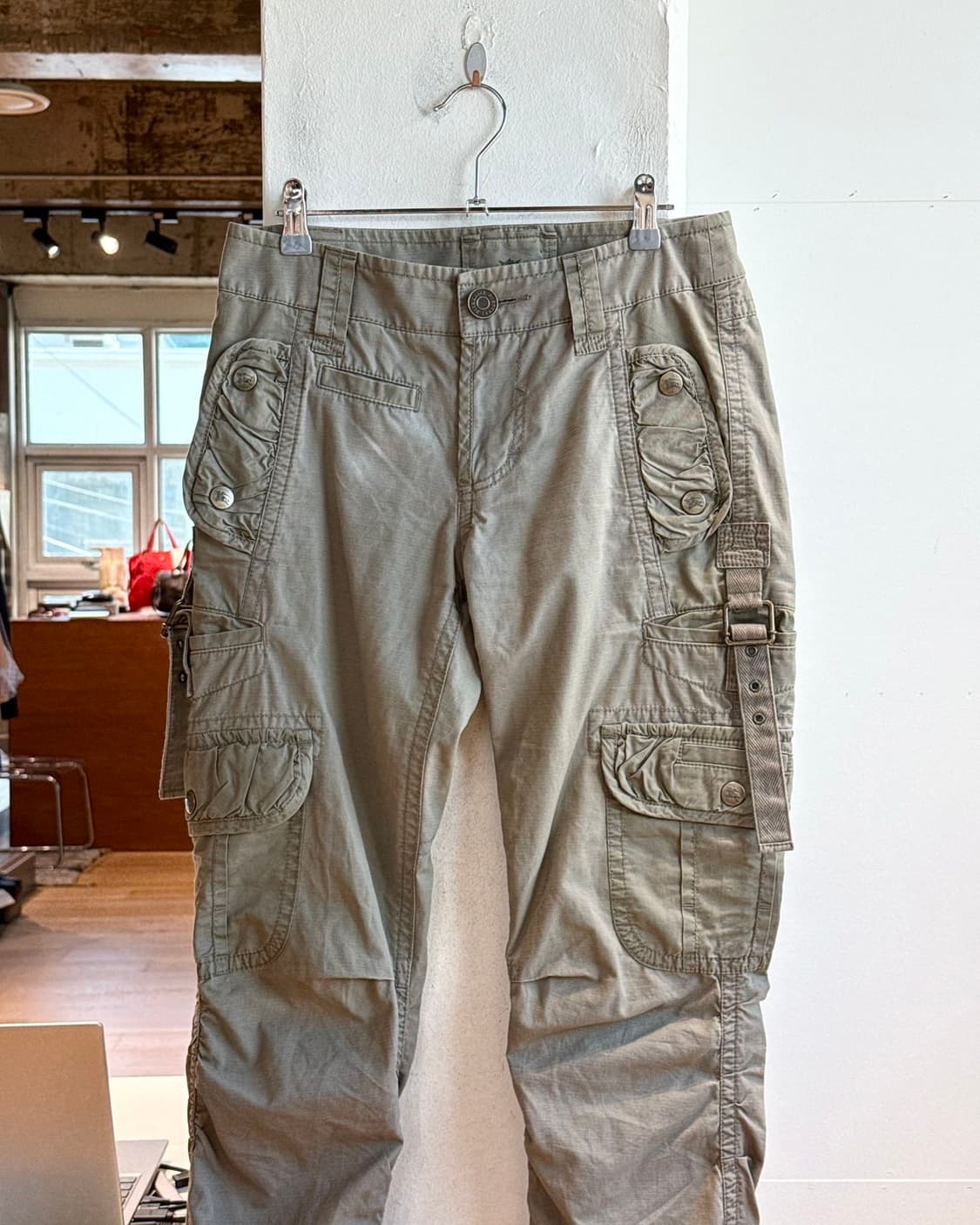 버버리 블루라벨 카키 셔링 카고 팬츠 상품이미지2