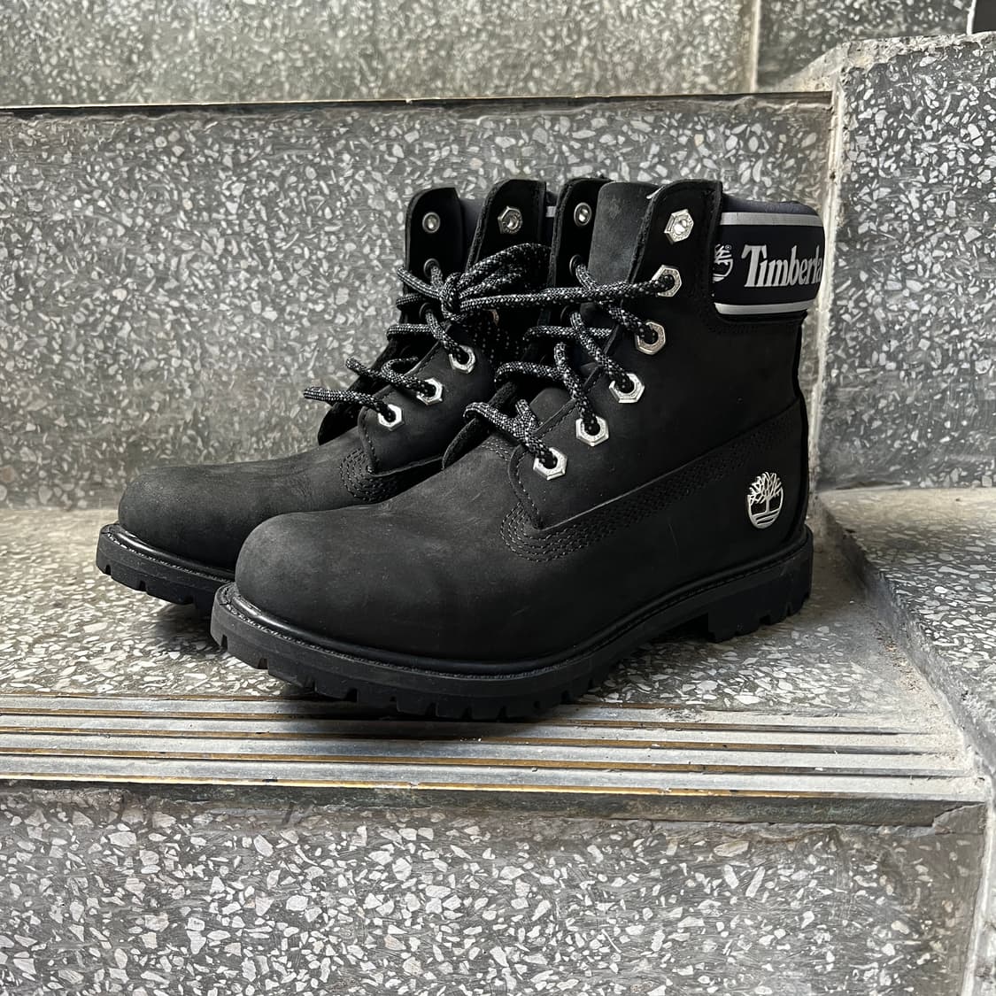 팀버랜드 6인치 프리미엄 블랙 누벅 실버 로고 부츠 상품이미지1