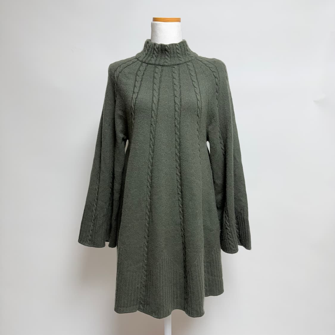 [캐시미어 100%] 딥 카키 하프넥 반폴라 롱 원피스 상품이미지1