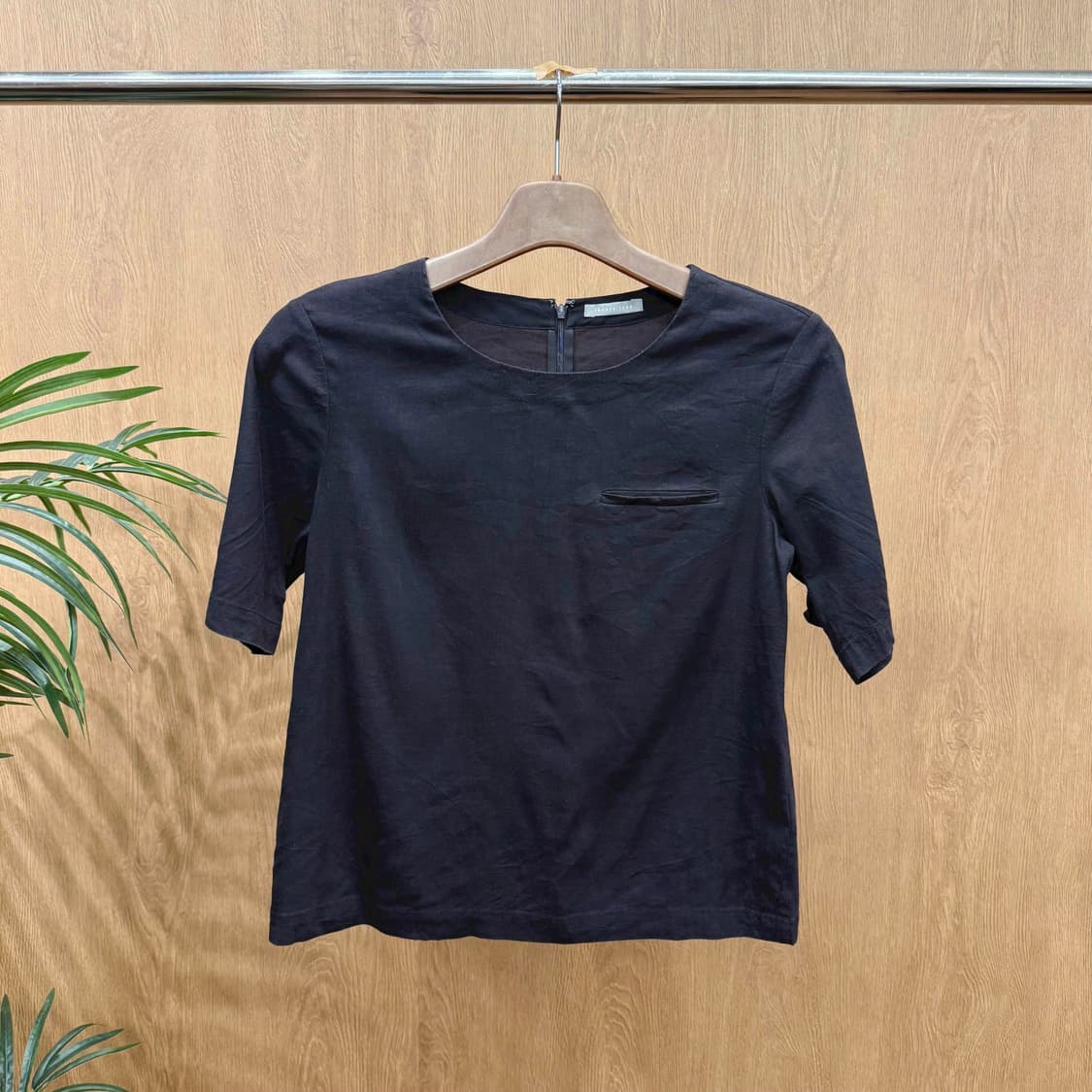 띠어리 럭스 반팔 블라우스 백 지퍼 미니 포켓 디테일 블랙 상품이미지1