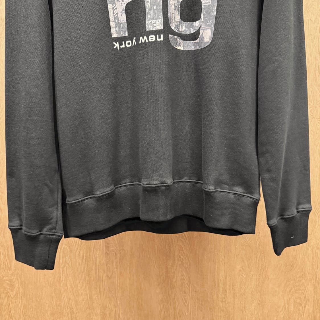 알렉산더왕 맨투맨 전면 빅 로고 그래픽 프린팅 디테일 블랙 상품이미지5