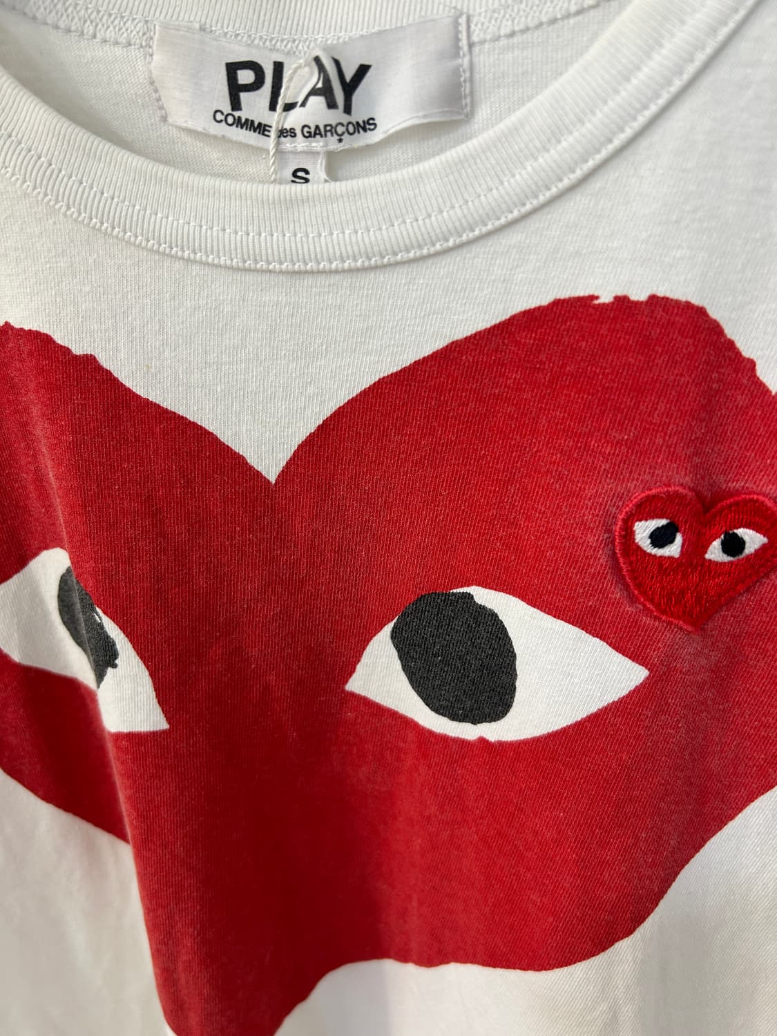Comme des Garçons PLAY 빅 하트 프린트 반팔 티셔츠 상품이미지3