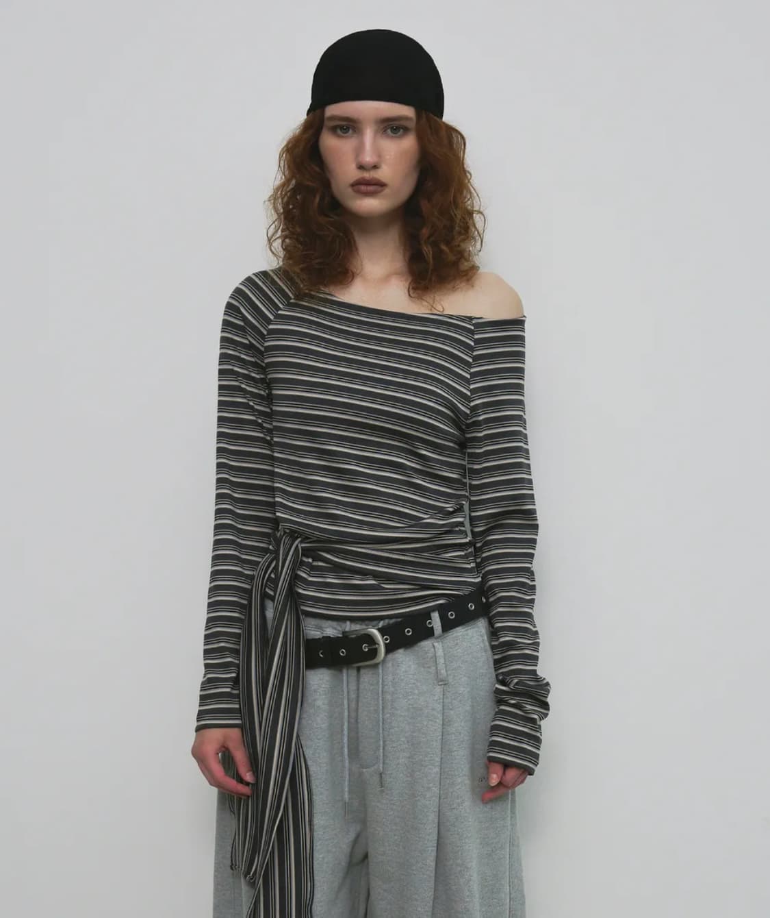 샌드릭 스트라이프 스트랩 긴팔 티셔츠 차콜 상품이미지1