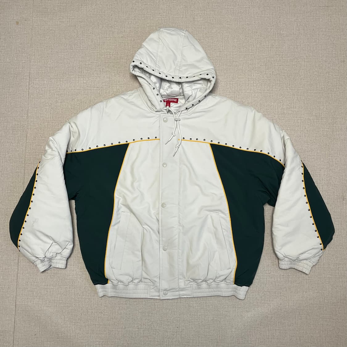 슈프림 스터디드 스타디움 자켓 화이트 - 25SS 상품이미지3