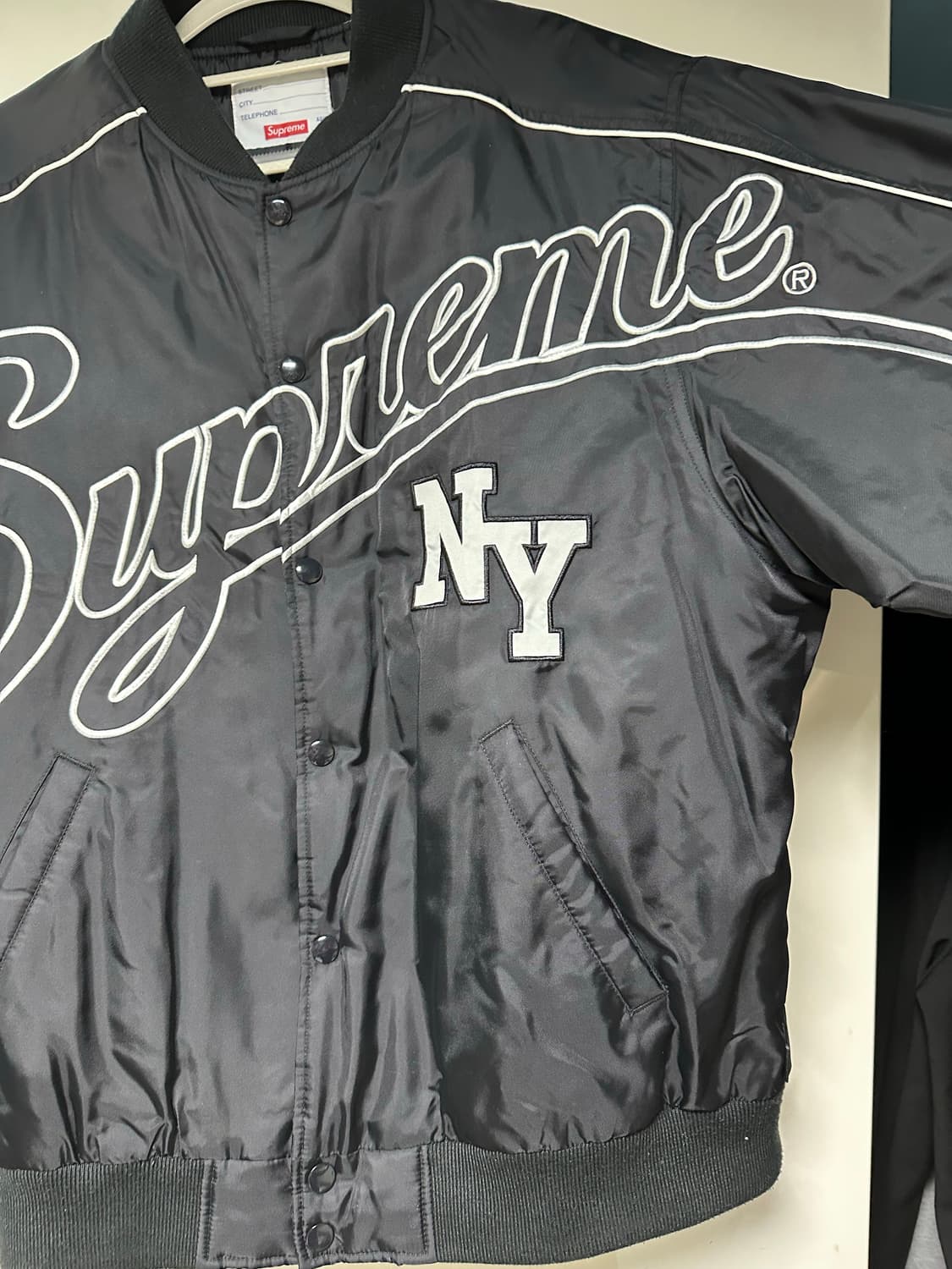 슈프림 20FW 콘트라스트 스크립트 바시티 자켓 상품이미지2